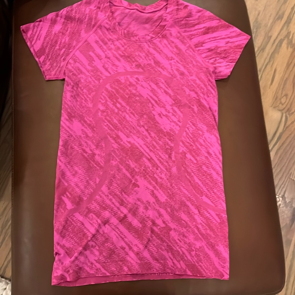 Lululemon swiftly tech short sleeve size 6